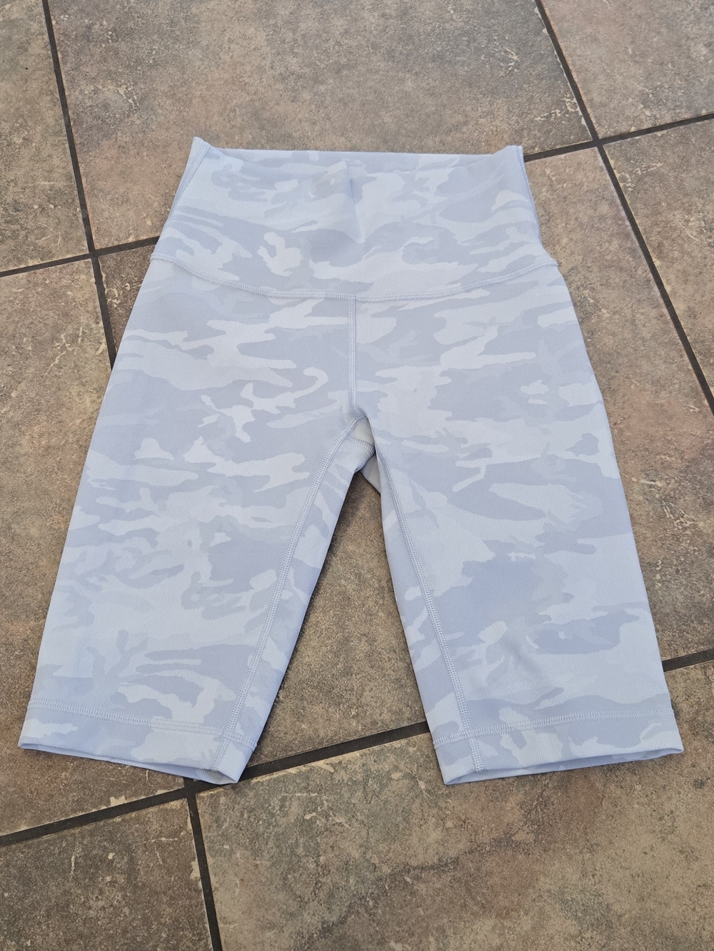 Lululemon Align High Rise Ribbed Camo Bike Shorts Size 4 Blue White Camo